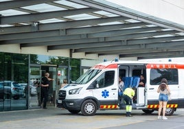 Una ambulancia en el Hospital La Fe de Valencia en una foto de archivo.